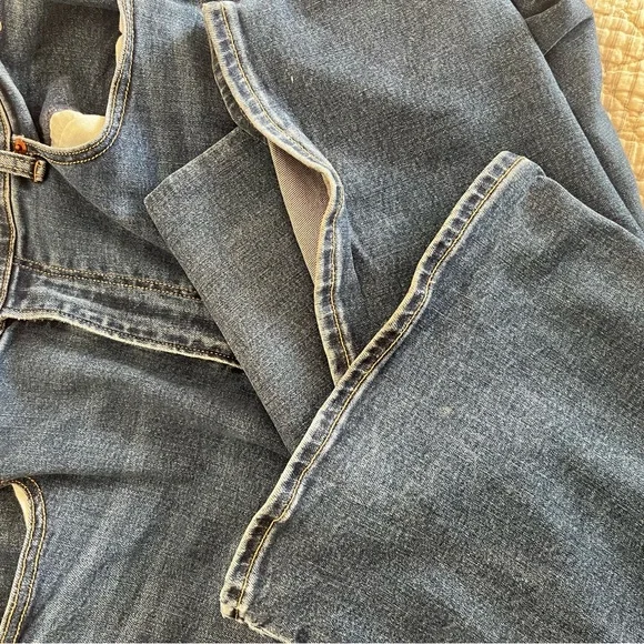 Women’s Abercrombie curve love flare  Blue Jeans - Picture 5 of 7